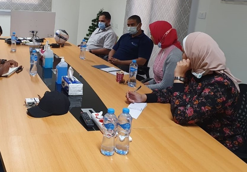 Working session with the Presidential Programme trainees in the project meeting room.